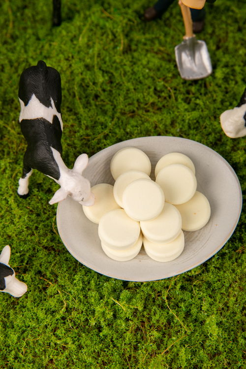 创意微缩牛奶片零食休闲食品美食摄影图 摄影